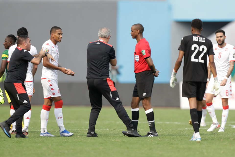 Tunisiens förbundskapten Mondher Kebaier försökte övertyga Janny Sikazwe om att en fotbollsmatch är 90 minuter lång. Men domaren stod på sig. Solsting sägs vara anledningen till att han blåste av matchen mot Mali för tidigt.