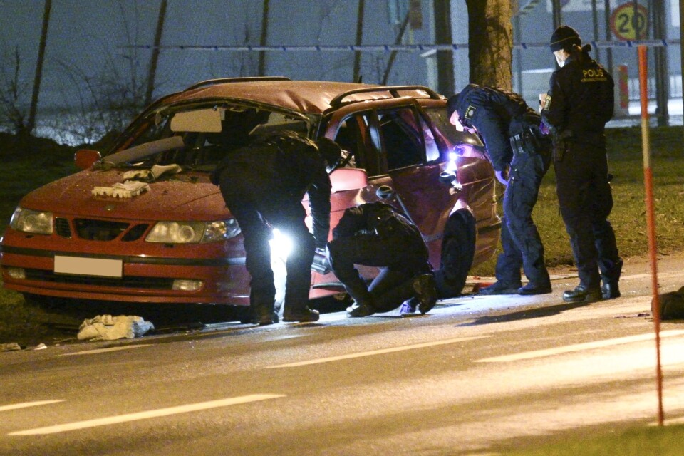 Polisens bomb- och kriminaltekniker undersöker en bil efter en misstänkt explosion på Industrigatan i Kristianstad. 
Foto: Johan Nilsson/TT
