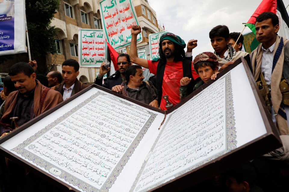 Människor protesterar i Jemens huvudstad Sanaa mot koranbränningen som ägde rum i Stockholm i slutet av juni.