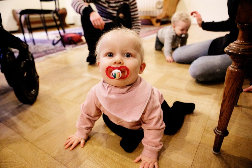 Saga Elvström, nio månader, kom till dopfesten med ettårige kompisen Henry Nilsson, i bakgrunden.