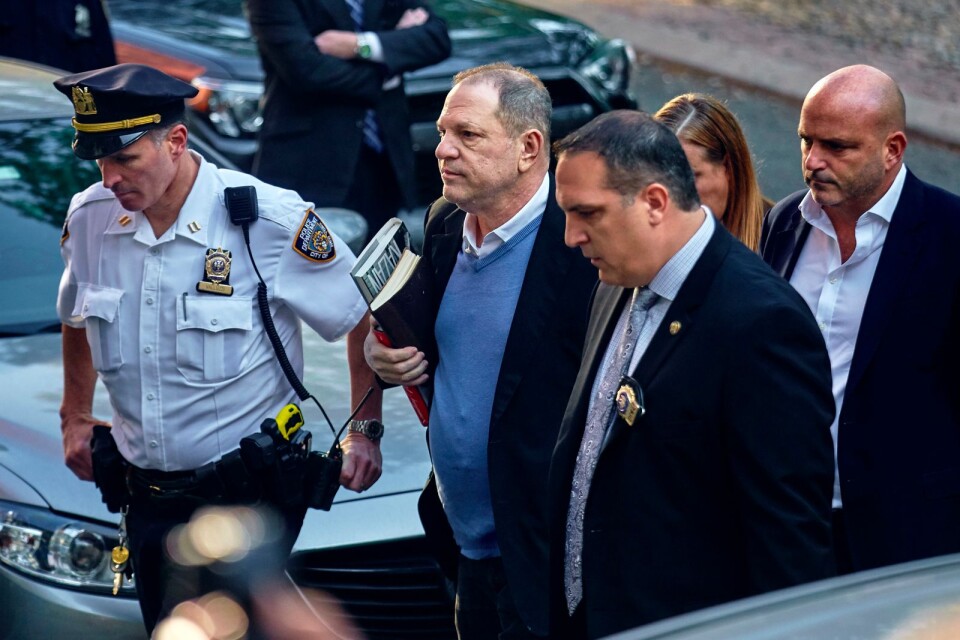 Harvey Weinstein anländer till en polisstation på Manhattan.