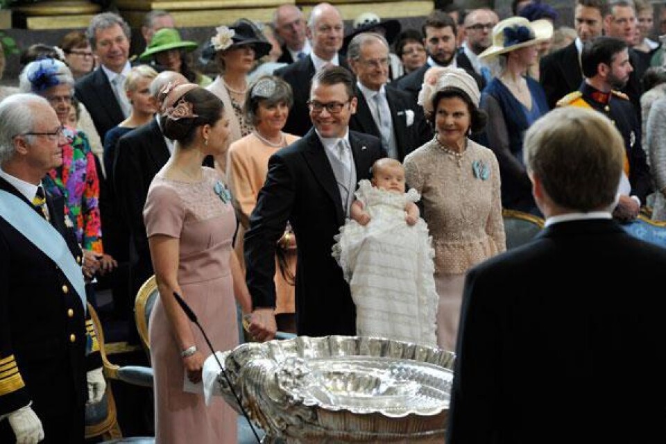Kung Carl Gustaf kronprinsessan Victoria prins Daniel och drottning Silvia med prinsessan Estelle vid dopceremonin.