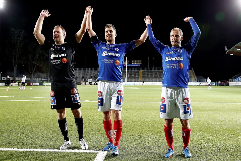 Åtvidabergs veteraner, Henrik Gustavsson, Daniel Hallingström och Kristian Bergström, tackar publiken efter klubbens  senaste match 2015  i allsvenskan. Foto: TT