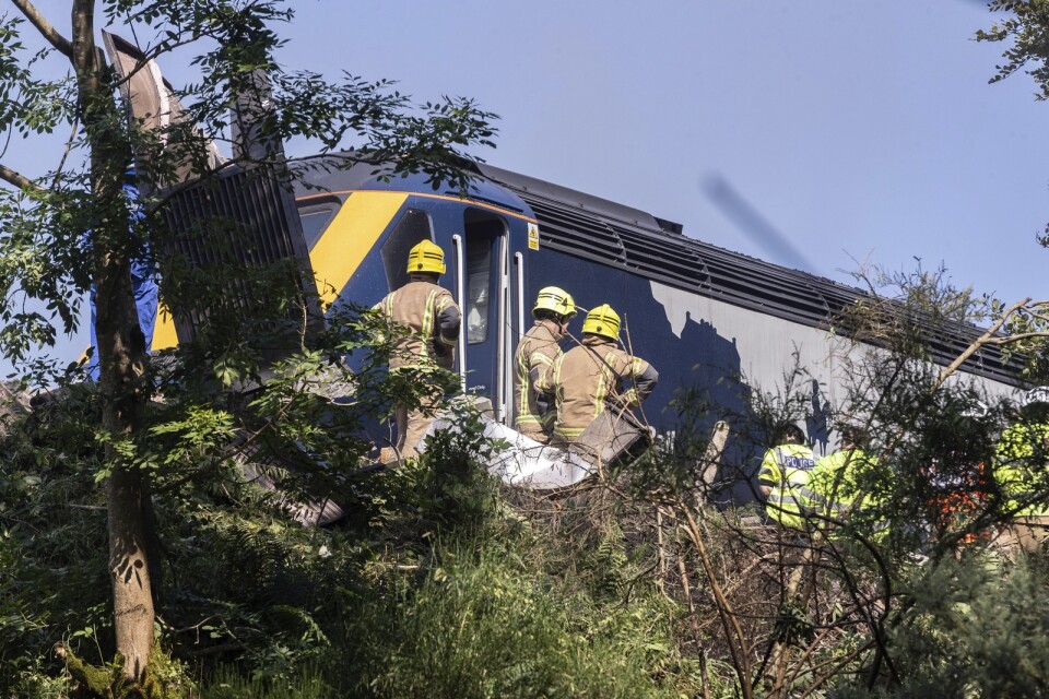 Räddningstjänst på plats vid olyckan i Stonehaven i Skottland. Flera personer skadades vid tågurspårningen.