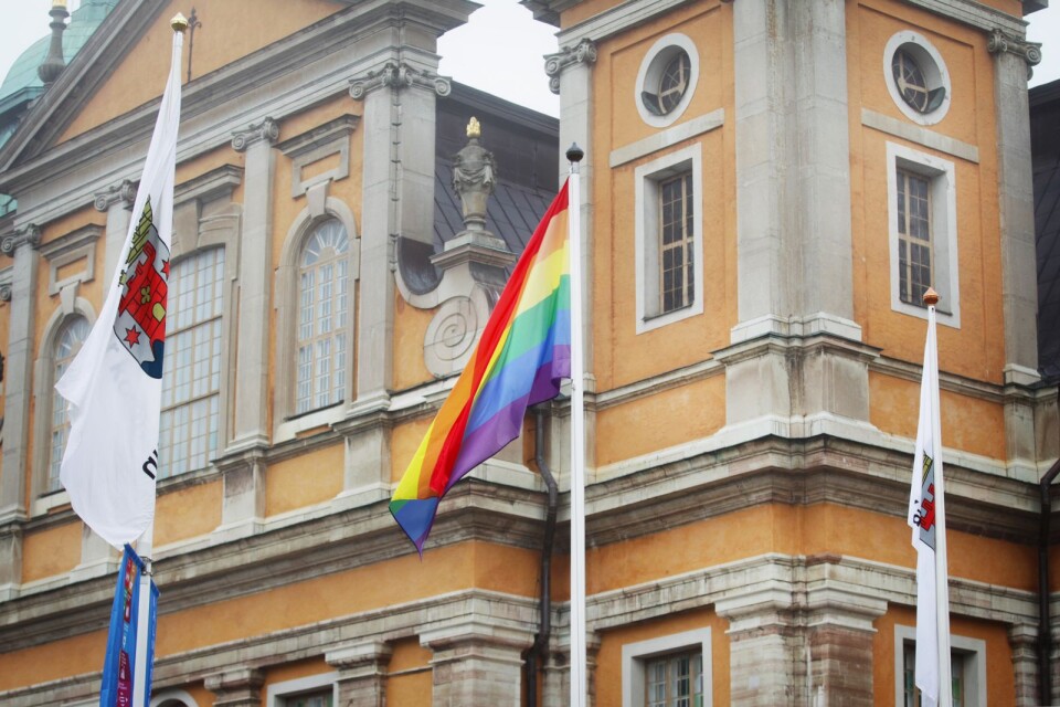 På måndagen hissades två prideflaggor på Stortorget.