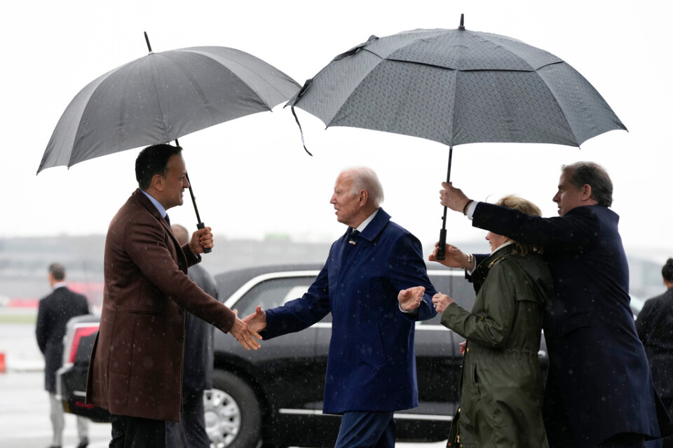 USA:s president Joe Biden hälsar på Irlands premiärminister Leo Varadkar i Dublin på onsdagseftermiddagen.