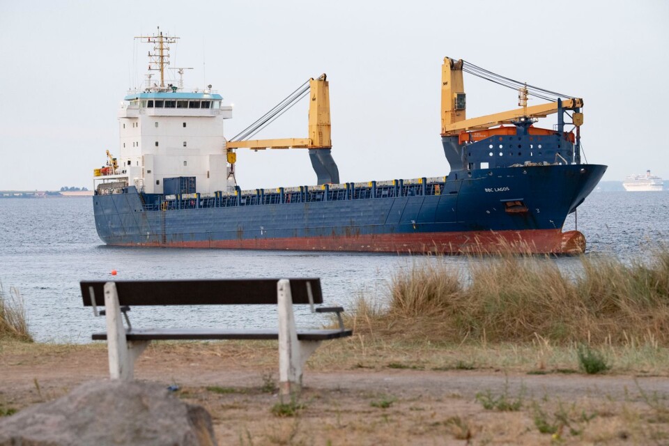 Det 130 meter långa fartyget ligger kvar på grund utanför Råå vallar på lördagsmorgonen.