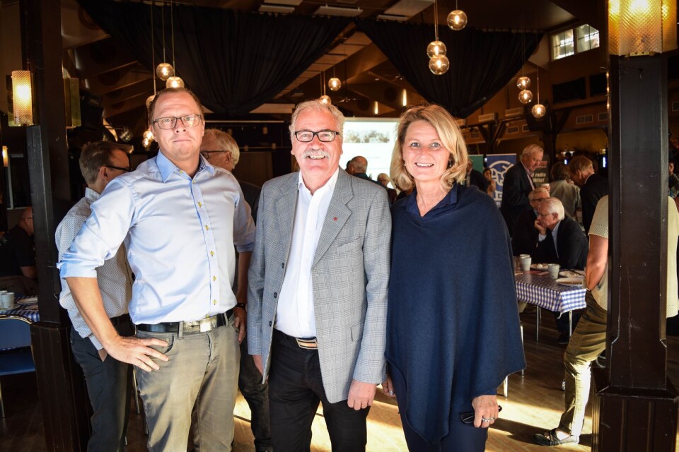 Näringslivschef Johan Österberg, Kent Mårtensson (S) och Eva Bramsvik Håkansson (C) när Ystad 2016 hade nått plats 32 i Svenskt näringslivs företagsrankning. ,2017 klättrade kommunen ytterligare sju platser till 25.