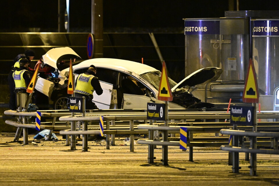 En personbil körde av okänd anledning in i ett av båsen för gräns och tullkontroller vid Öresundsbron på Lernacken natten till lördagen.