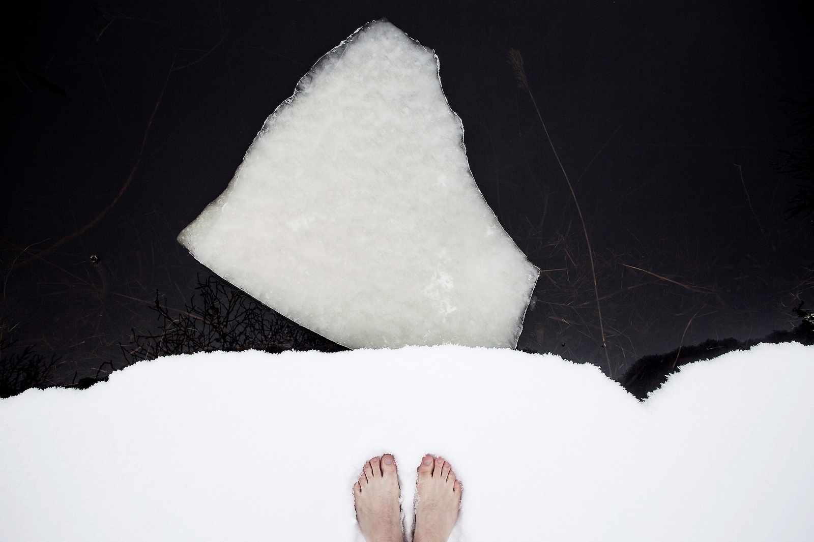 Med bara fötter i iskall snö stod han och inväntade isblockets färd i vattnet.