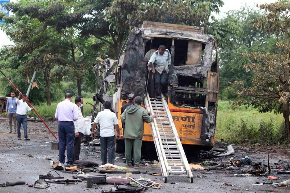 Den utbrända bussen inspekteras efter olyckan.