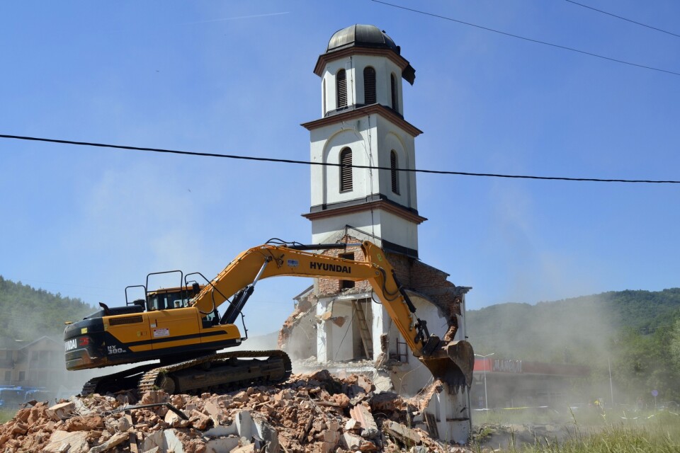 En serbisk-ortodox kyrka som byggdes på mark ägd av en muslimsk familj, strax efter kriget i Bosnien, har rivits.