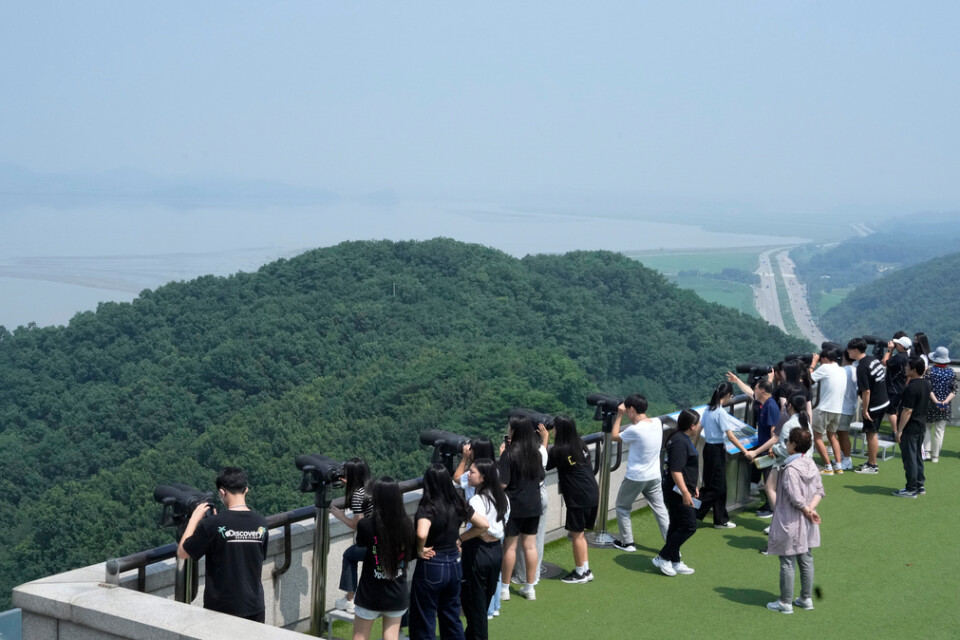 En grupp turister på den sydkoreanska sidan av gränsen betraktar Nordkorea. Arkivbild.