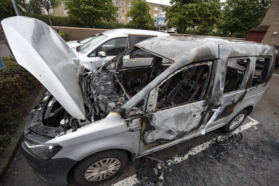 Vid en brandattack mot Malmös socialtjänst i augusti förra året förstördes en bil som tillhörde Malmö stad. Arkivbild.
