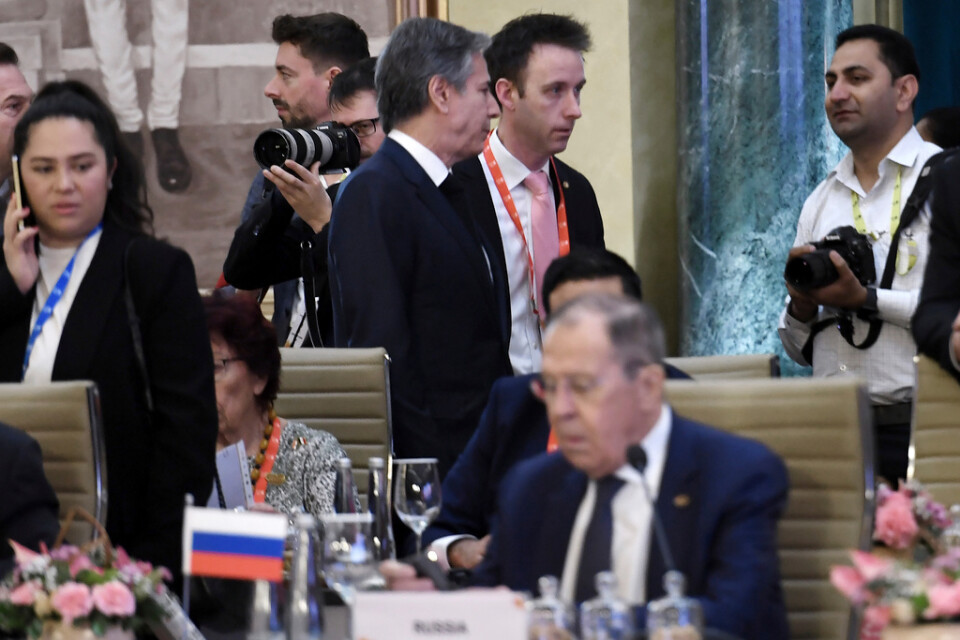 USA:s utrikesminister Antony Blinken och Rysslands utrikesminister Sergej Lavrov på samma bild från G20-mötet i New Delhi.