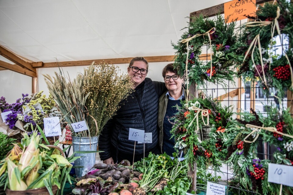Lörbyborna Maria Larsson och Maj-Britt Olsson, dotter och mor, var på plats på skördedagen på Nya torget i Karlshamn. De har nästan varit med sedan starten och sålt sina grönsaker, blommor och kransar.