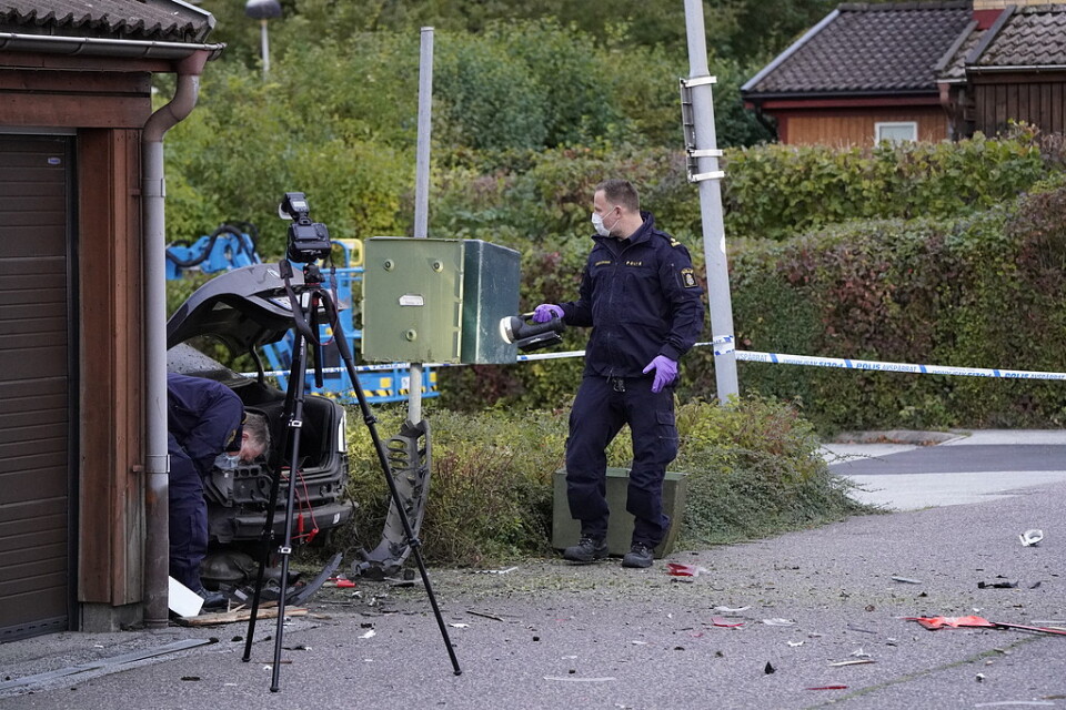 Polisens kriminaltekniker undersöker en bil på Gunnesbo i Lund efter en explosion tidigt på fredagsmorgonen.