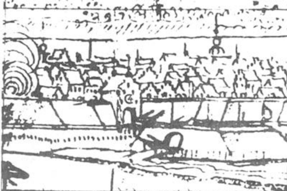 Teckning från 1676 visar Söderport med C4-emblem. Söder om bodde arbetarna som lade grunden till det första Kristianstad. Flera dömdes och hängdes, övriga drevs iväg och deras hus jämnades med marken.