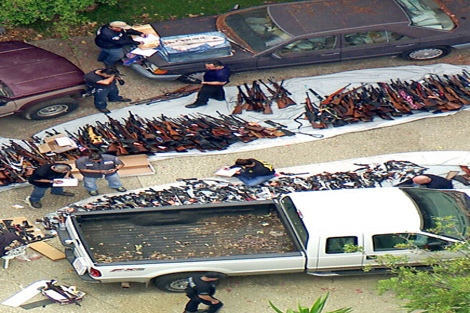 Polisen har beslagtagit över tusen vapen i en privatbostad i Los Angeles.