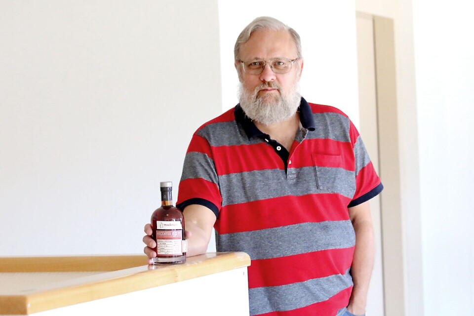 Som kommunalråd är Stefan Carlsson (S) heltidspolitiker. Öl och whiskey är ett av hans stora intressen och han har varit med i Kinds maltsälsskap sedan den föreningen startade. De träffas regelbundet och provar öl och whiskey. "Jag har väl provat några hundra sorter.”