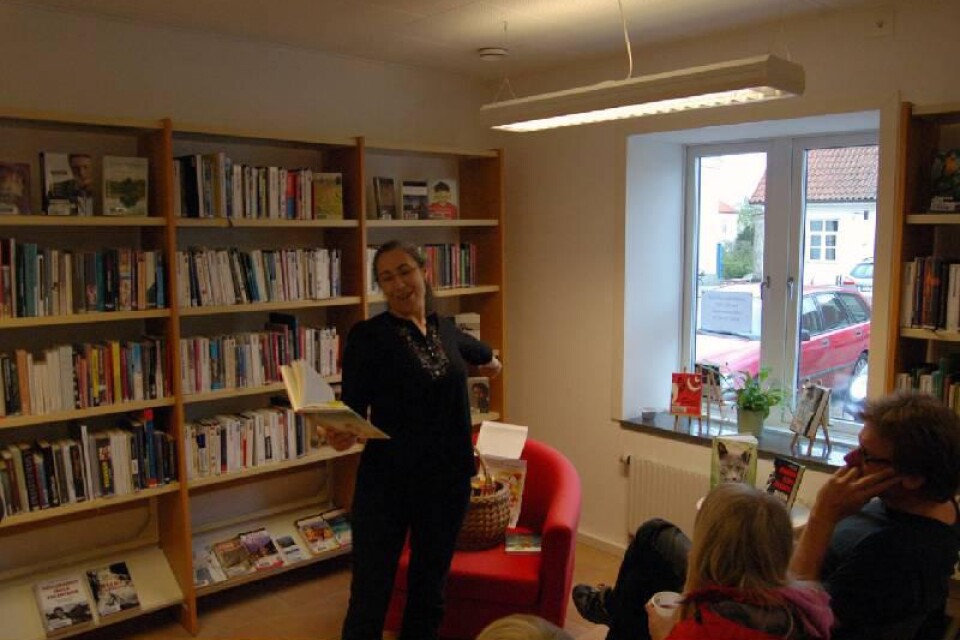 Stina Larsson från Boklarssons förlag stod för högläsningen under familjekvällen på Anderslövs bibliotek.