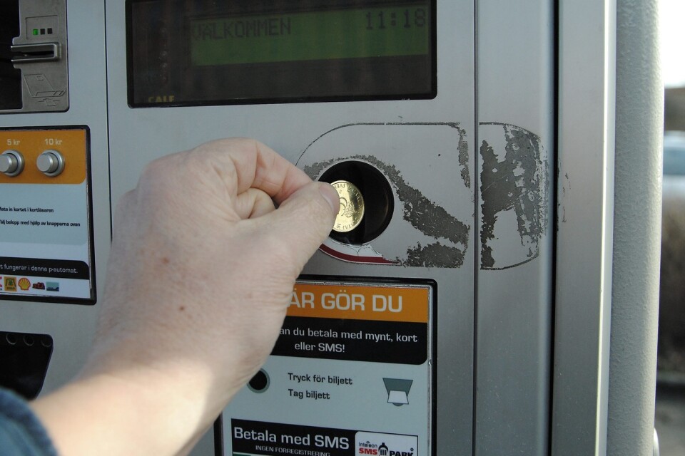 Den 20 juni ska parkeringsautomaterna vara färdigbytta. Efter det försvinner såväl mynt som biljetter. Foto: Carl-Johan Bauler/Arkiv