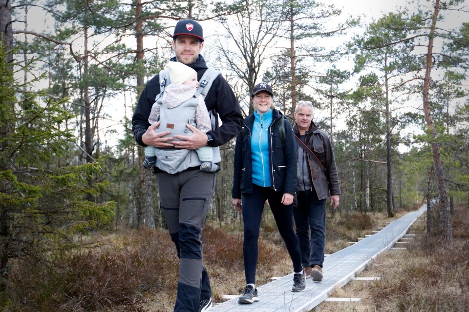 Söndagens promenad på spången blev den första någonsin för Ken Zaar, Jennie Berggren och Denny Schill med dottern Lova på magen.