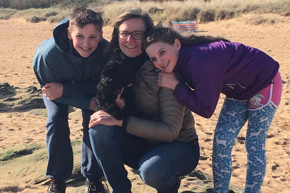 Anne Black, som är bosatt i Skottland, behöver förnya de svenska passen för barnen Liam och Rebecca.