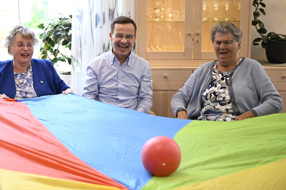 Bollaktiviteter. Statsminister Ulf Kristersson (M) och finansminister Elisabeth Svantesson (M) besökte äldreboendet Tätörten i Åhus i september.
