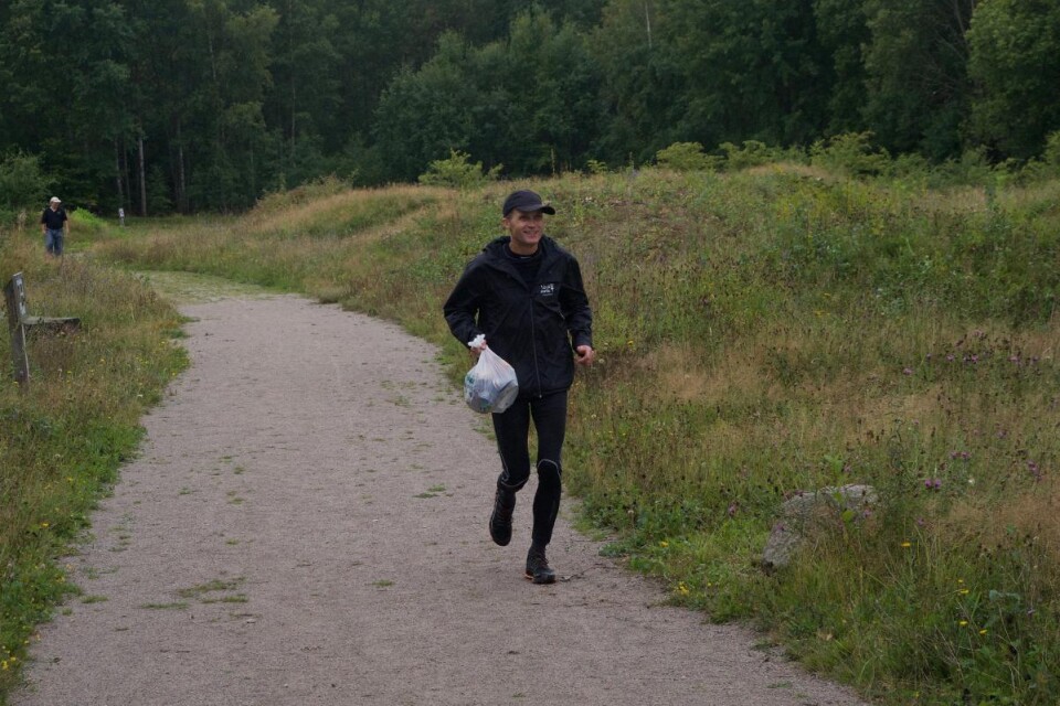 Peter Lönn kom tillbaka från ploggingrundan med en kasse skräp han hittat i naturreservatet. Foto: Pierre Carlsson