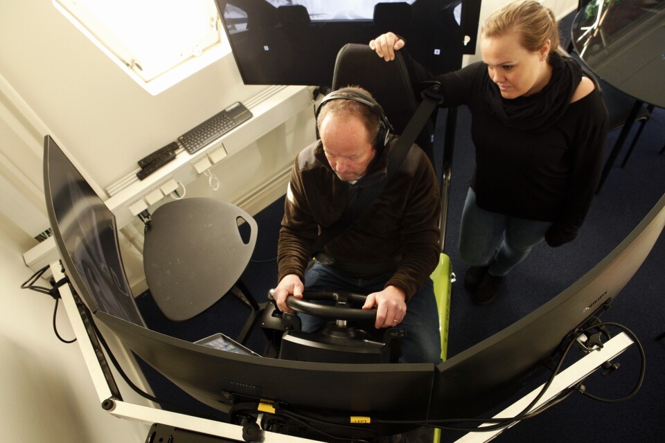 Rikard Petersson, ägare till Gustafssons trafikskola, och Åsa Stockhaus, receptionist och teoristöd, säger att simulatorn ger en realistisk körupplevelse.