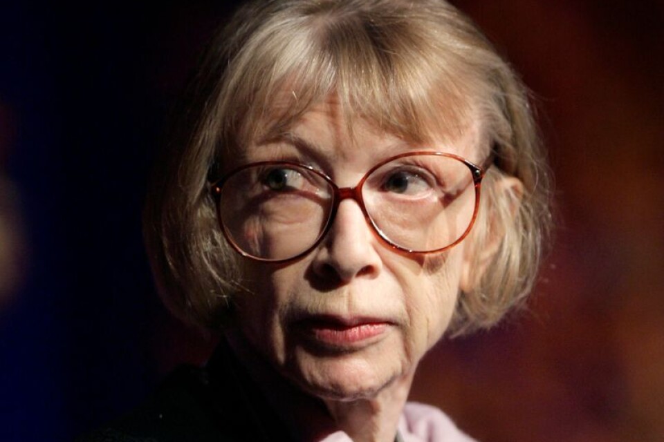 Author Joan Didion accepts the 2007 Medal for Distinguished Contribution to American Letters at the 58th National Book Awards in New York, Wednesday, Nov. 14, 2007. (AP Photo/Seth Wenig)