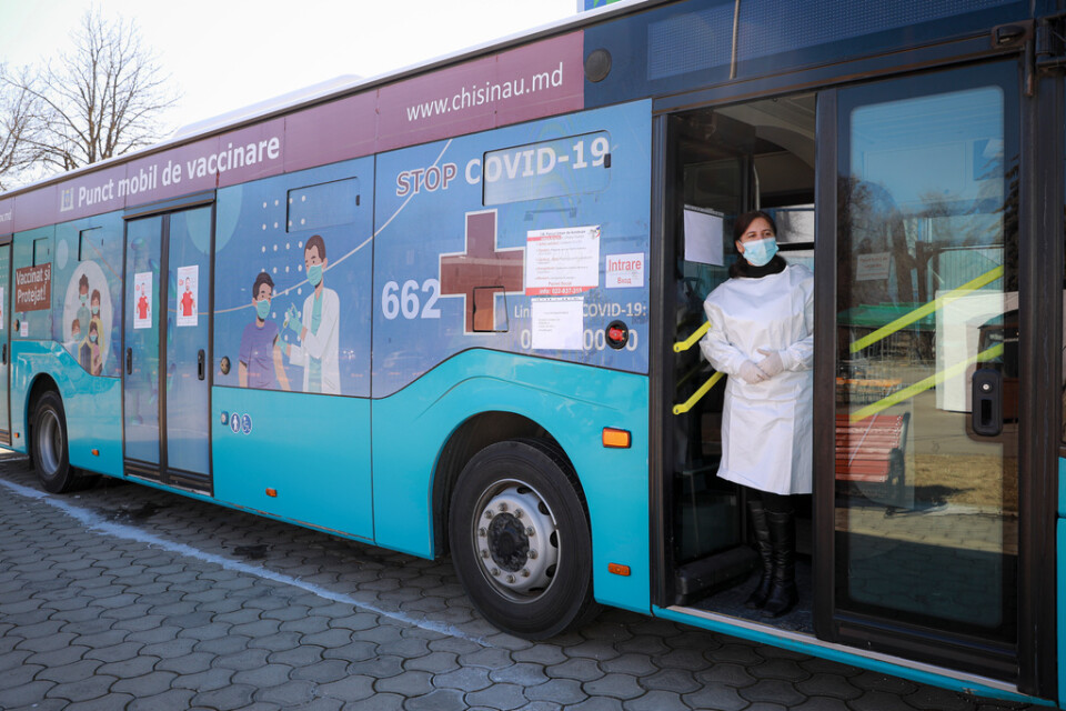 En buss i Moldavien där flyktingar från Ukraina kan både testa sig för covid-19 och vaccineras.