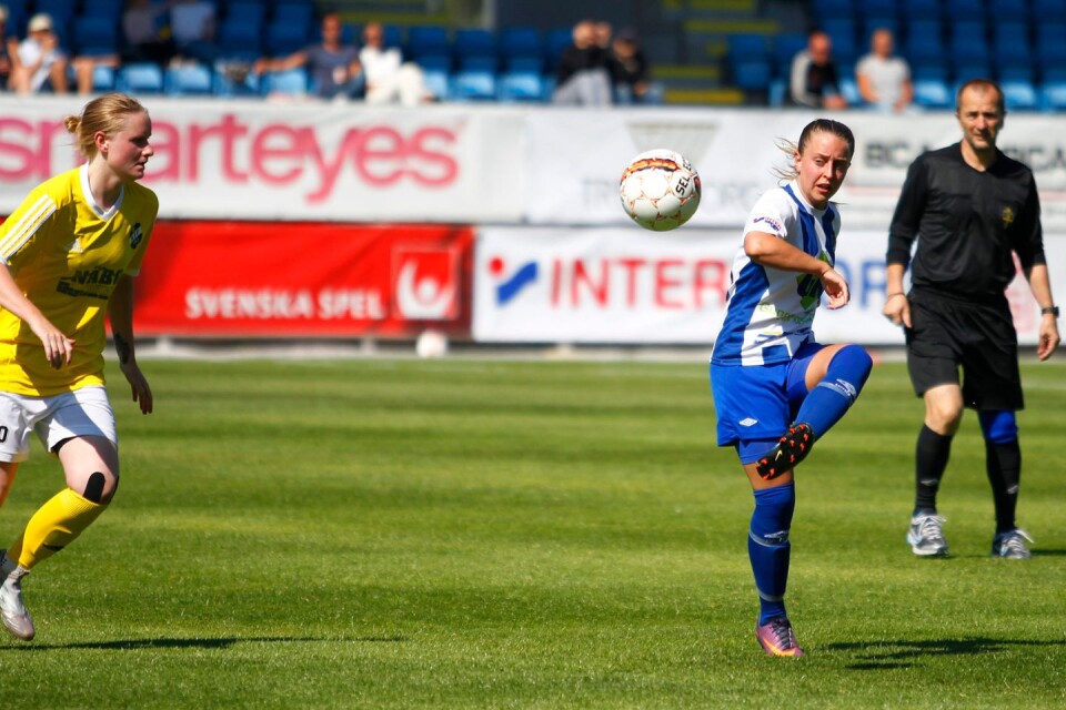 IFK:s Ebba Wendt Lundgren slår in en boll i Näsums straffområde.