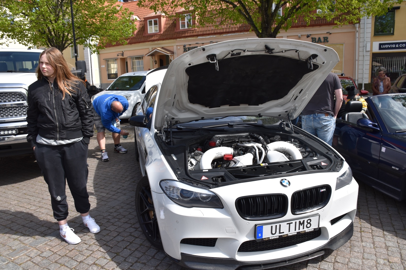 En av bilarna på Stortorget var BMW 5 från 2012 med en dubbel turbo V8:a motor och cirka 800 hästar under huven. Ägaren till fordonet är Stefan Berander som kört från Mölndal utanför Göteborg.