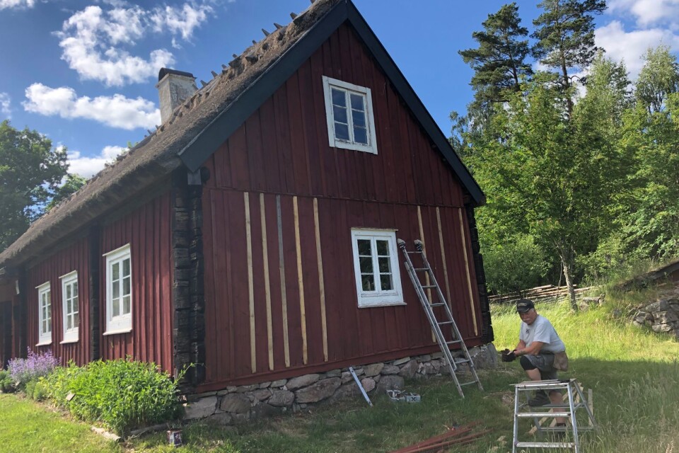 Björn Jönsson replaces planks that are in bad condition. ”Later in the summer we'll give the croft a coat of paint”, he says.