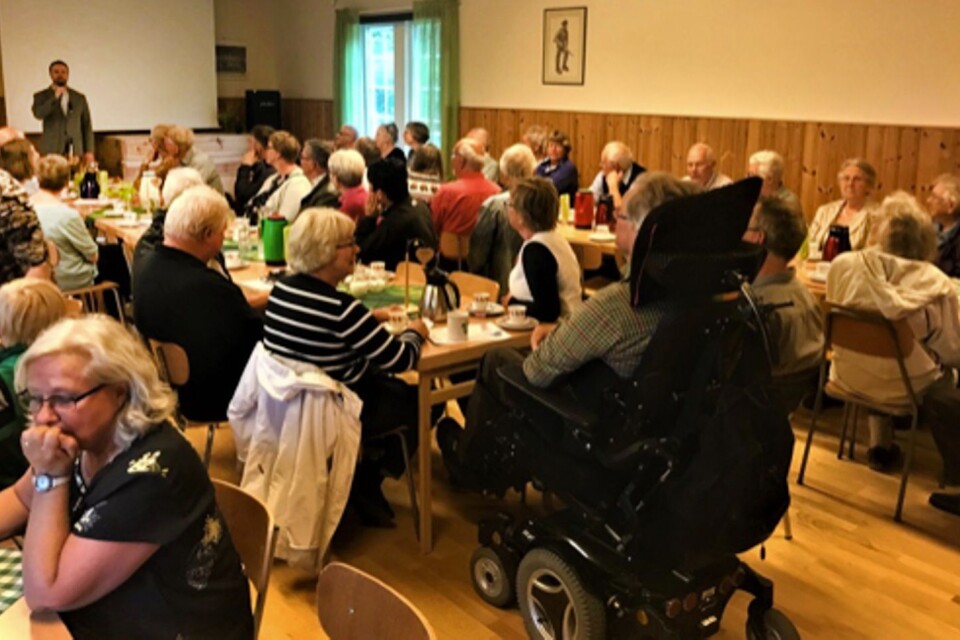 Ett 80-tal bänkade sig i byahuset i Mjönäs för att lyssna på David Carlqvist, vars mormor bor i byn.