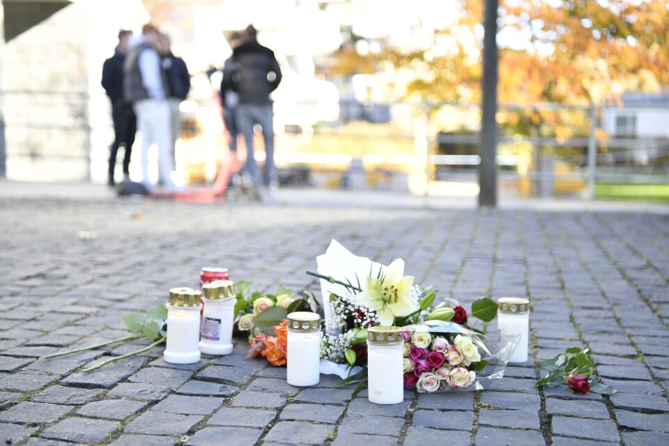 Tända ljus i närheten av platsen där Einár sköts till döds i Hammarby Sjöstad i Stockholm.