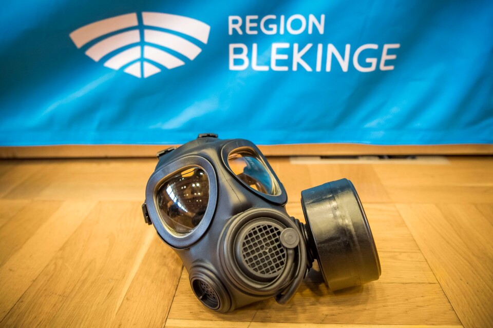 Under tisdagen hade Region Blekinge en presskonferens med anledning av nya materialleveranser. De har fŒtt ta del av skyddsmask 90 som en extra sŠkerhetsutrustning. PŒ bild