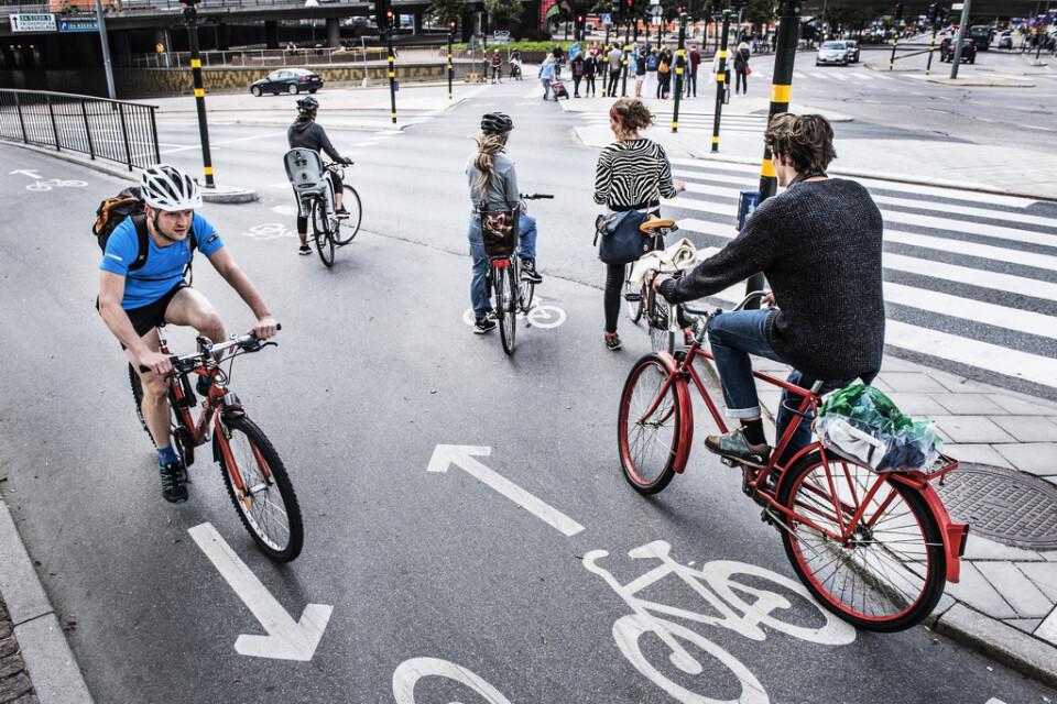 1,5 miljarder kronor ska gå till projekt som ska få fler att välja cykeln och att åka kollektivt. Arkivbild.
