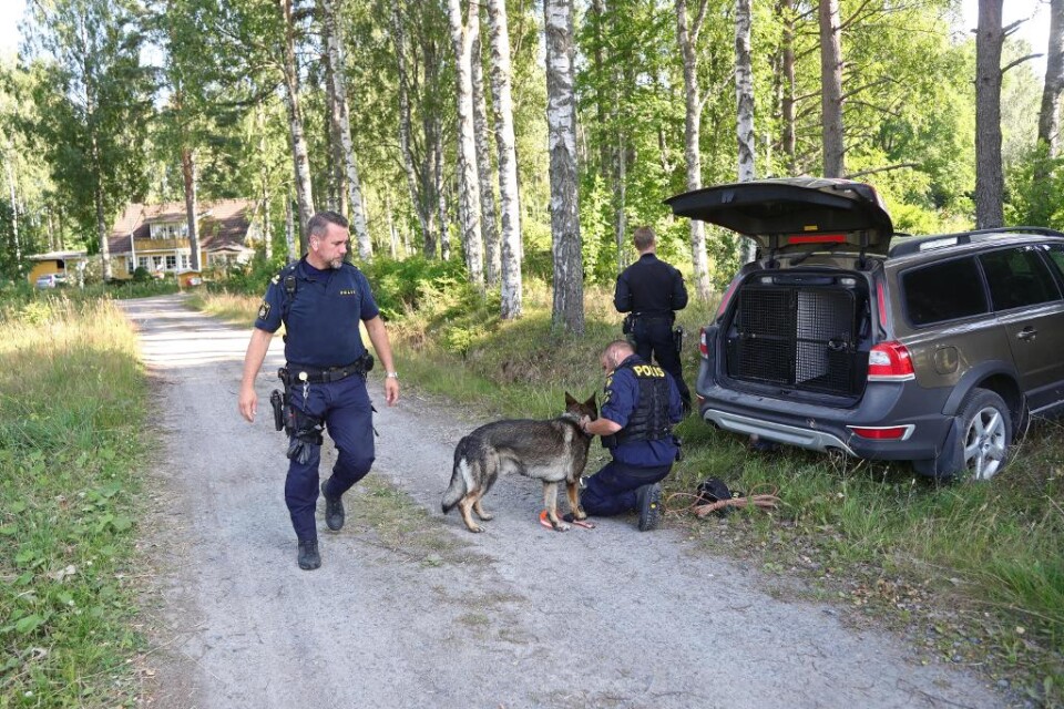 En morddömd man som rymde från Kriminalvårdens transport i Laxå är fortfarande på fri fot. En stor polisstyrka letar efter honom med både hundpatruller och helikopter. Rymningen inträffade vid lunchtid på torsdagen vid Borasjön. Mannen, som är i 25-års