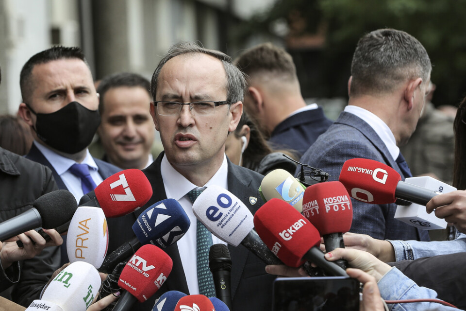 Den nyvalde premiärministern Avdullah Hoti pratar med medier i Kosovos huvudstad Pristina den 3 juni. Hans slopande av handelshinder med grannen Serbien tolkas som en öppning i de strandade samtalen mellan de båda fienderna.