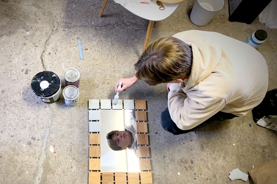 Emil Hansen fixar till en spegel. Prylarna som renoveras hittar företaget bland annat på loppisar.