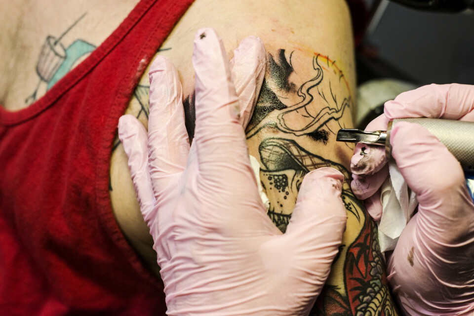 Tatueringsfärger innehåller ofta ämnen som befaras vara cancerframkallande, eller för höga halter av föroreningar. Men det är oklart hur stora risker de farliga ämnena för med sig vid just tatuering. Arkivbild.