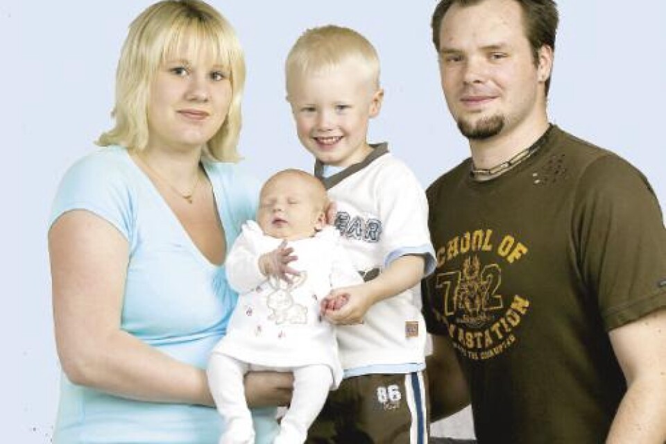 Sara Falk Forzén och Lenny Gustinger, Växjö, fick den 19/5 dottern Amanda. Vikt: 3730 g. Längd: 50 cm. Syskon är Alexander 4 år.