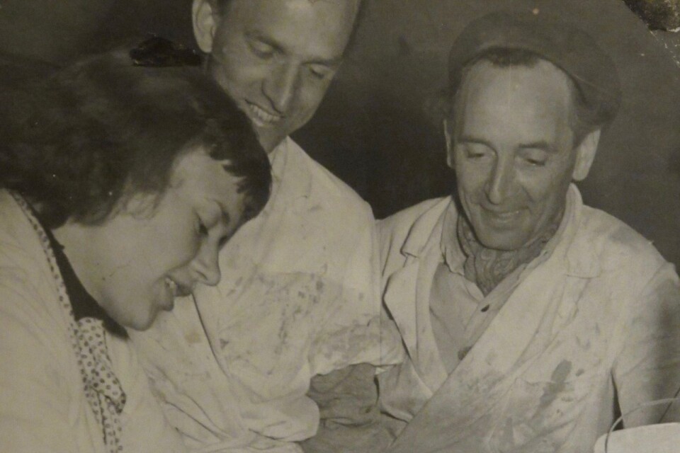 Mellan tagningar: Harriet Andersson, Ingmar Bergman och Nils Palmgren på Krukmakaren i Ystad, juni 1953.