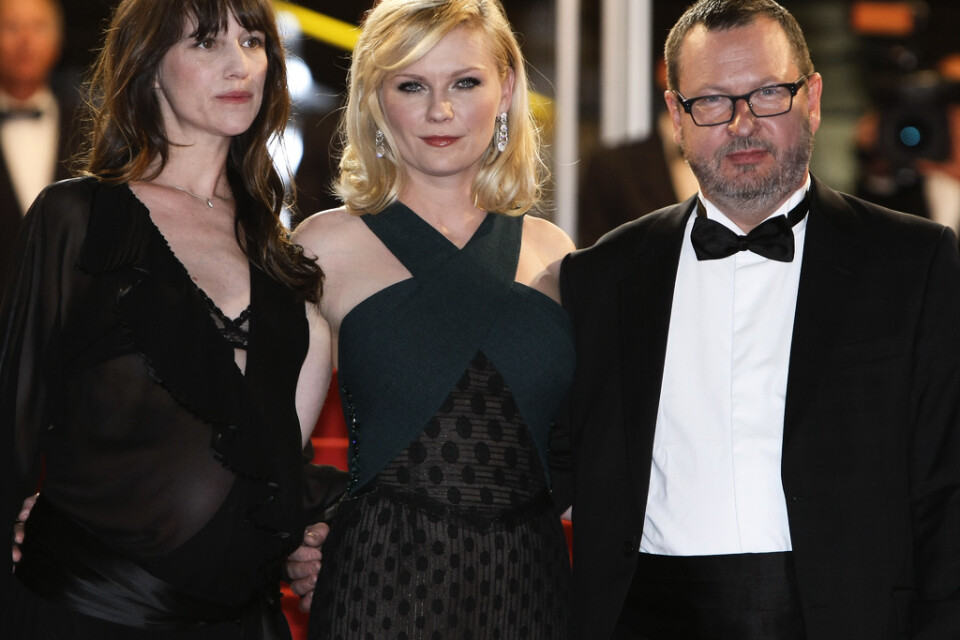 Charlotte Gainsbourg, Kirsten Dunst och Lars Von Trier 2011 när "Melancholia" visades på filmfestivalen i Cannes. Arkivbild.