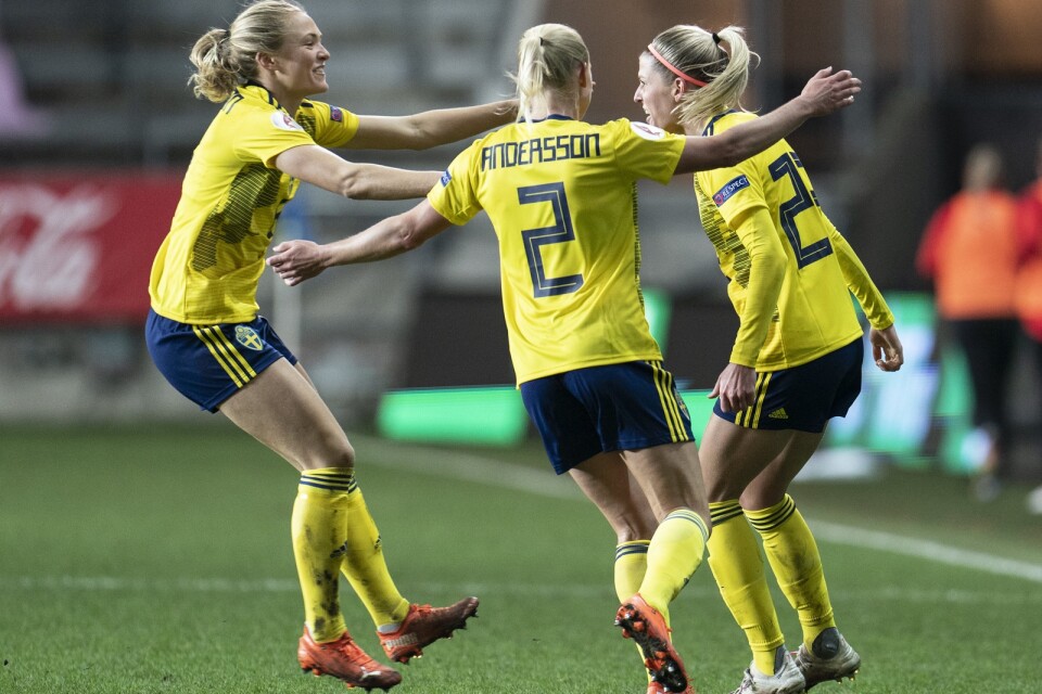 Magdalena Eriksson (t v) och Jonna Andersson grattar Olivia Schough efter hennes 2–0-mål under tisdagens EM-kvalmatch mellan Sverige och Island på Gamla Ullevi.
