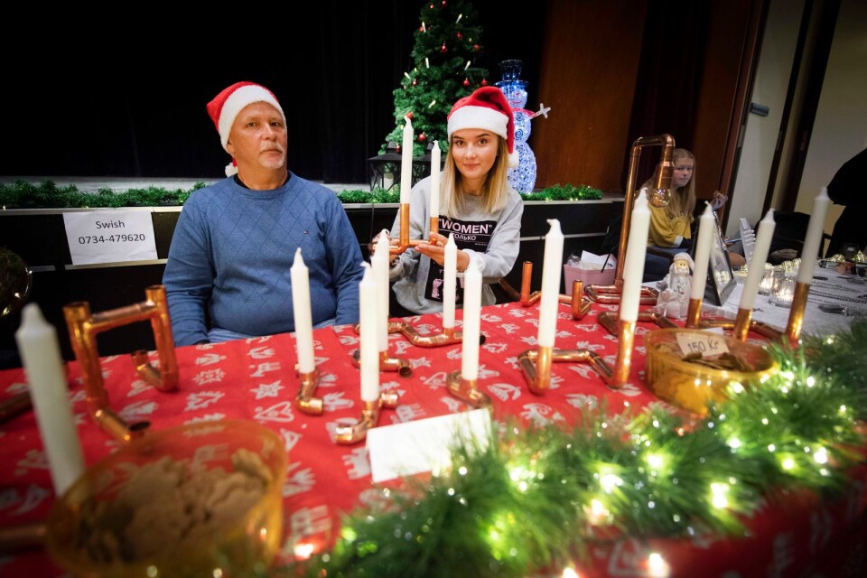 Thomas Lagerquist har hittat en ny hobby, att göra ljusstakar i koppar och fick hjälp av dottern Nicolina att ta hand om kunderna på deras första julmarknad.