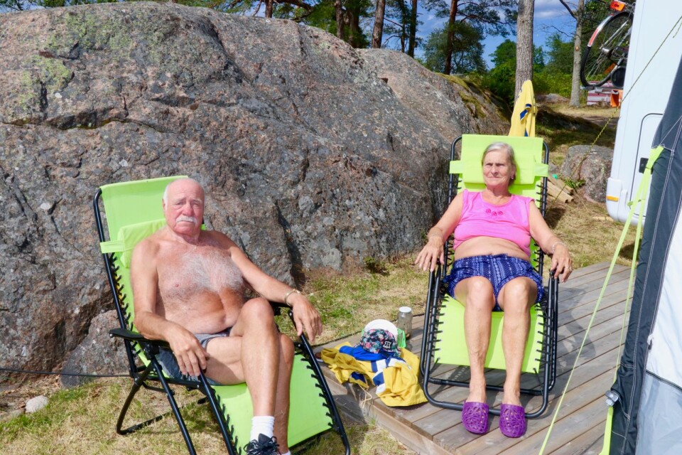Gert och Margaret Mielkö njuter av solen på Gunnarsö camping i Oskarshamn. De har nyss kommit tillbaka till fastlandet från Gotland.